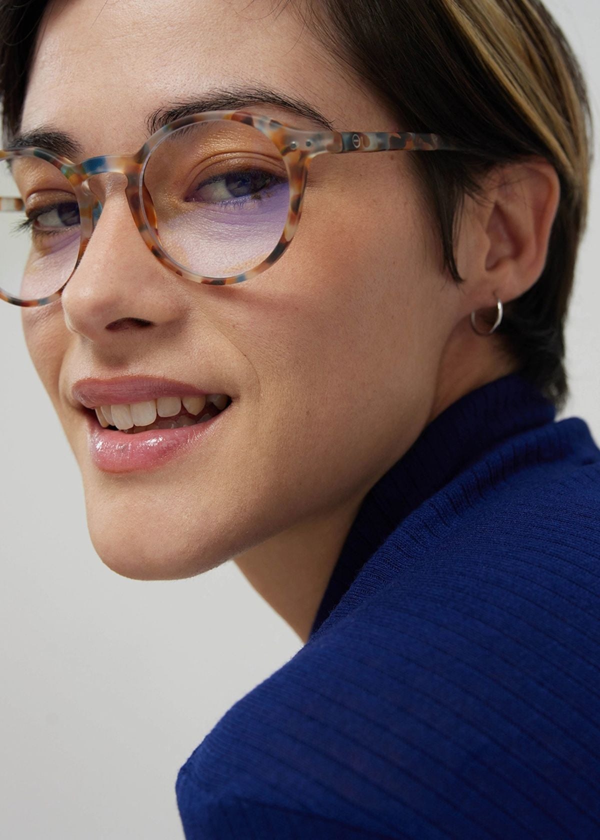 IZIPIZI Iconic Round Reading Glasses #D in Blue Tortoise