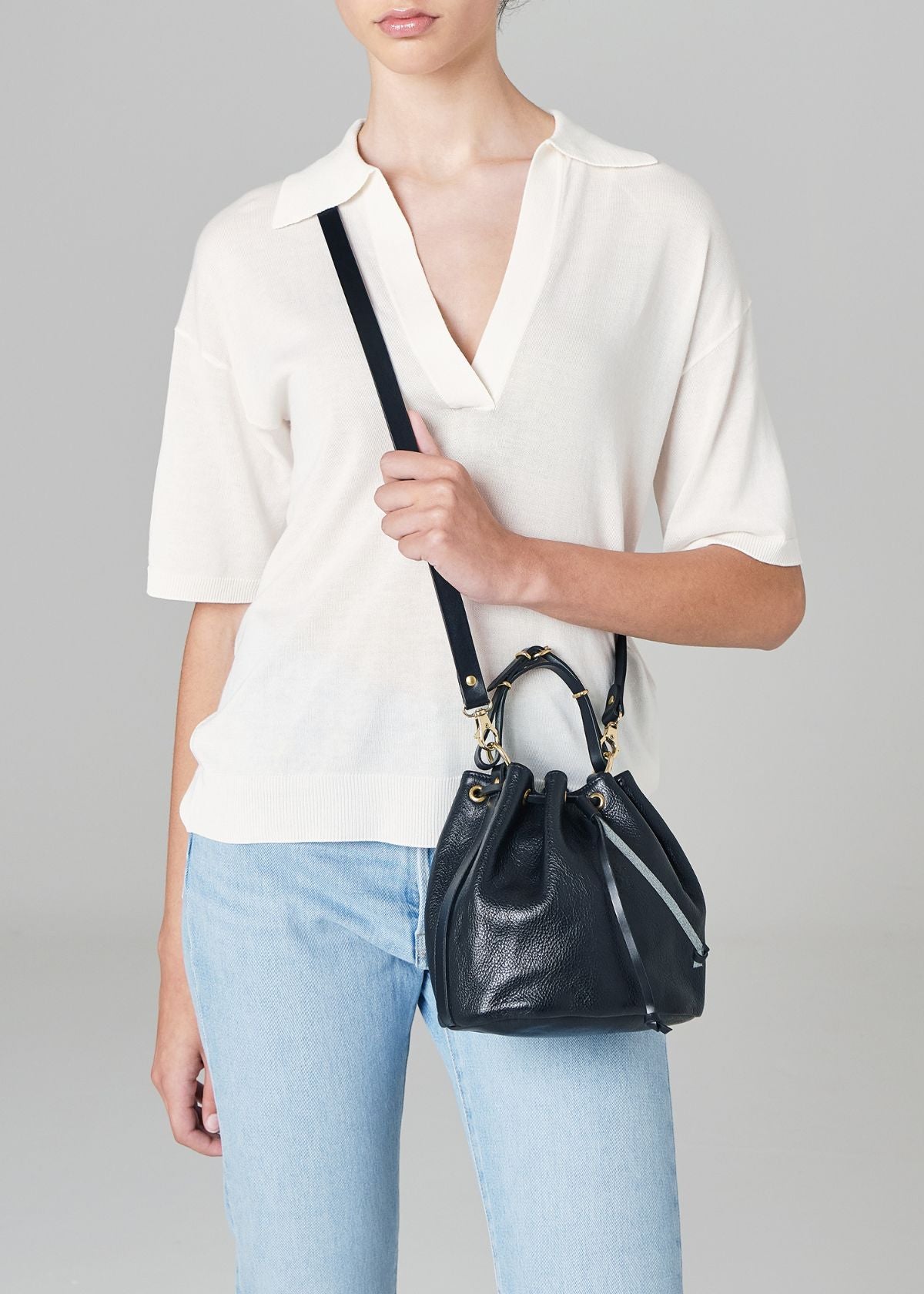 IL BISONTE Classic Leather Bucket Handbag - Black