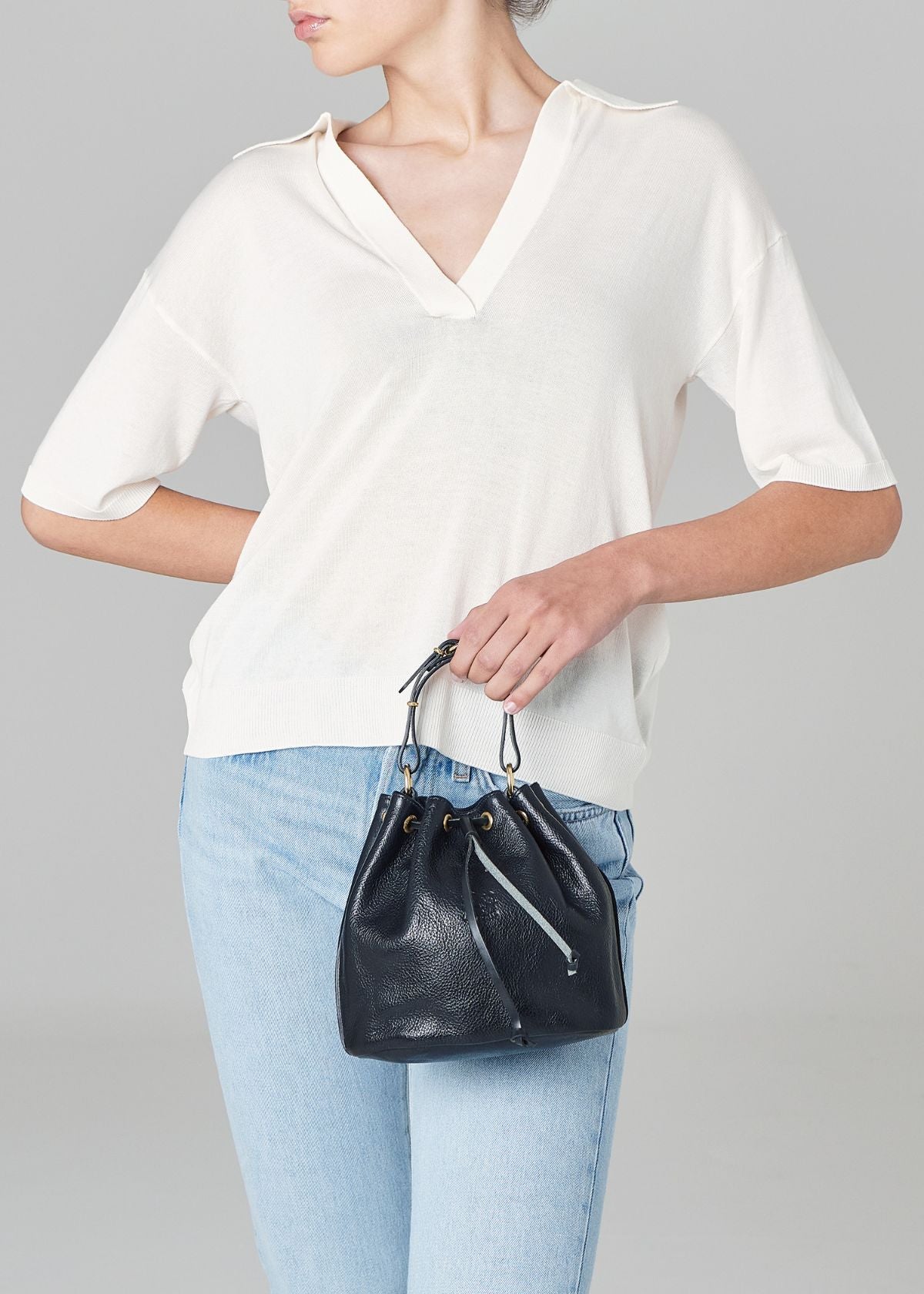 IL BISONTE Classic Leather Bucket Handbag - Black