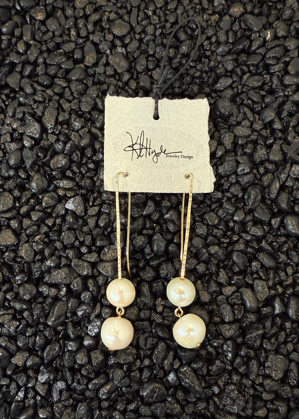KRISTI HYDE Hammered Gold and Freshwater Pearl Earring