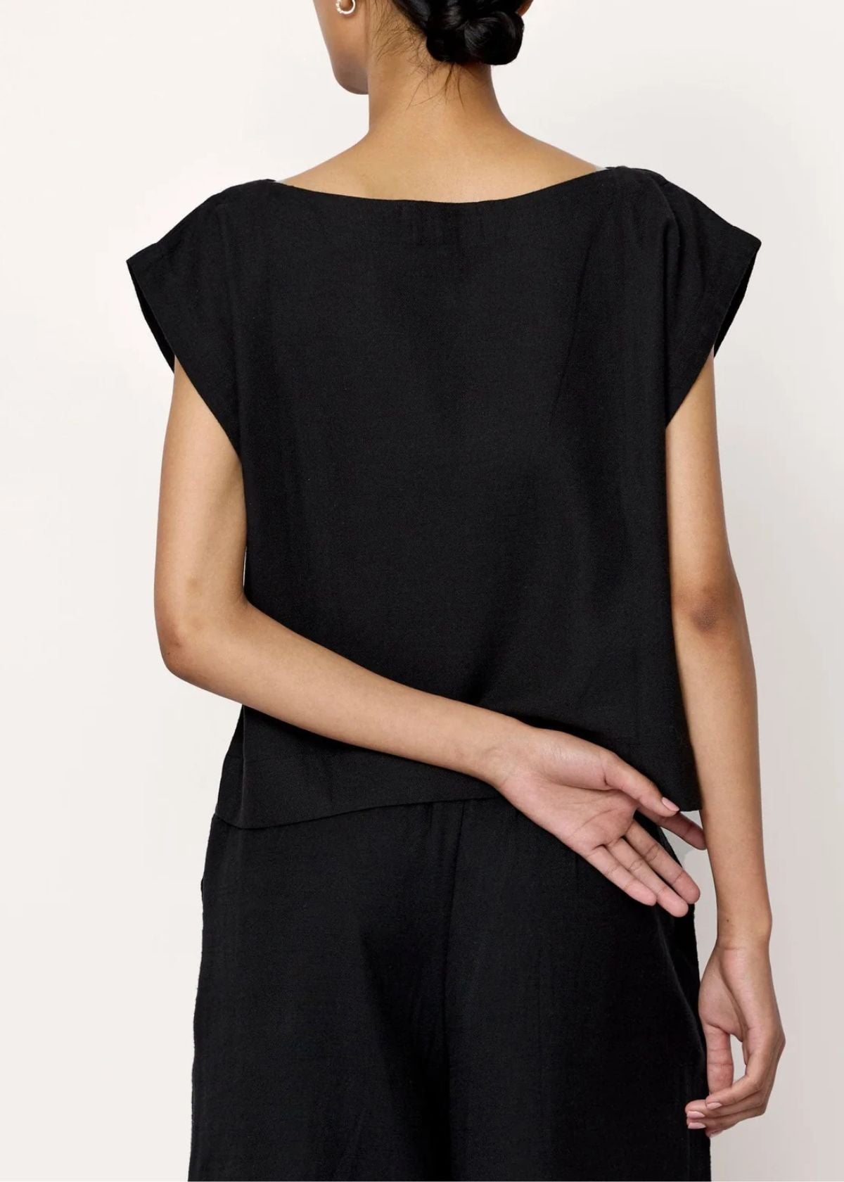LAUDE THE LABEL Everyday Top - Black