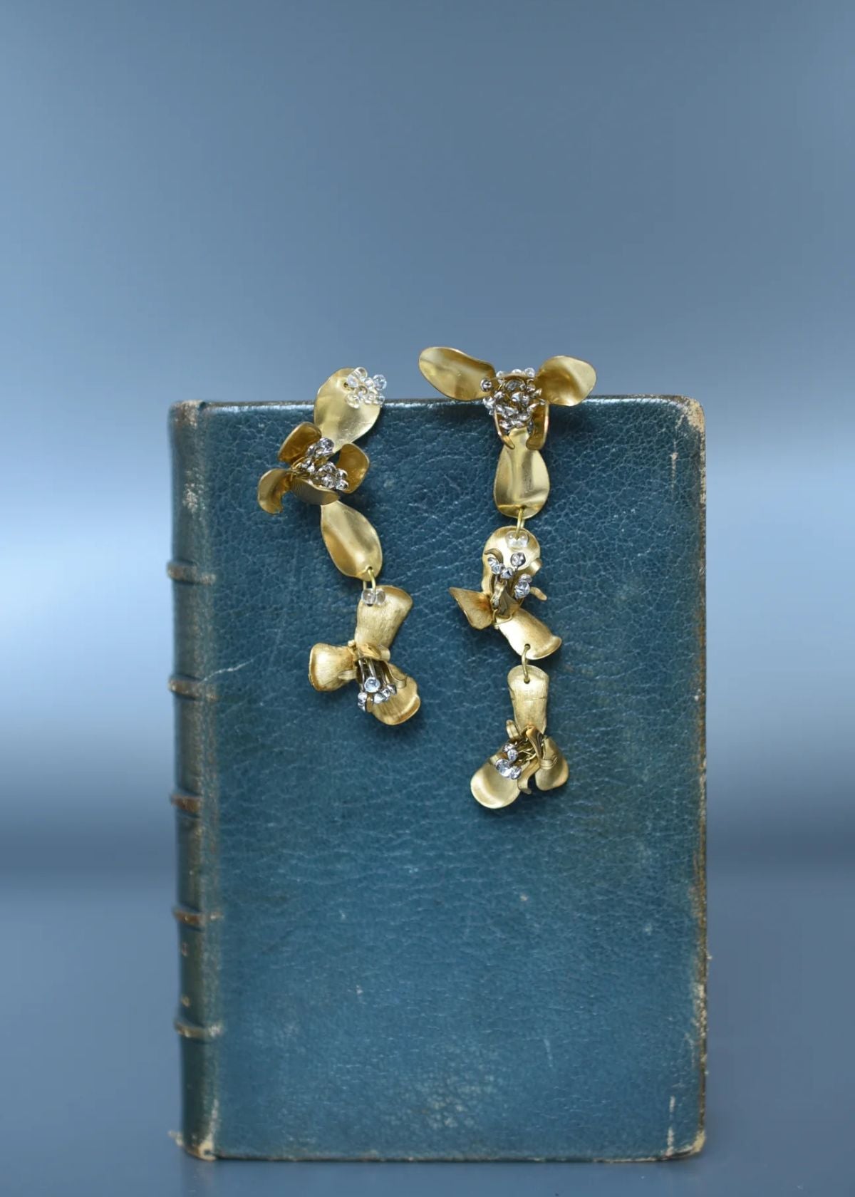 MONSHIRO Iris Long Earring