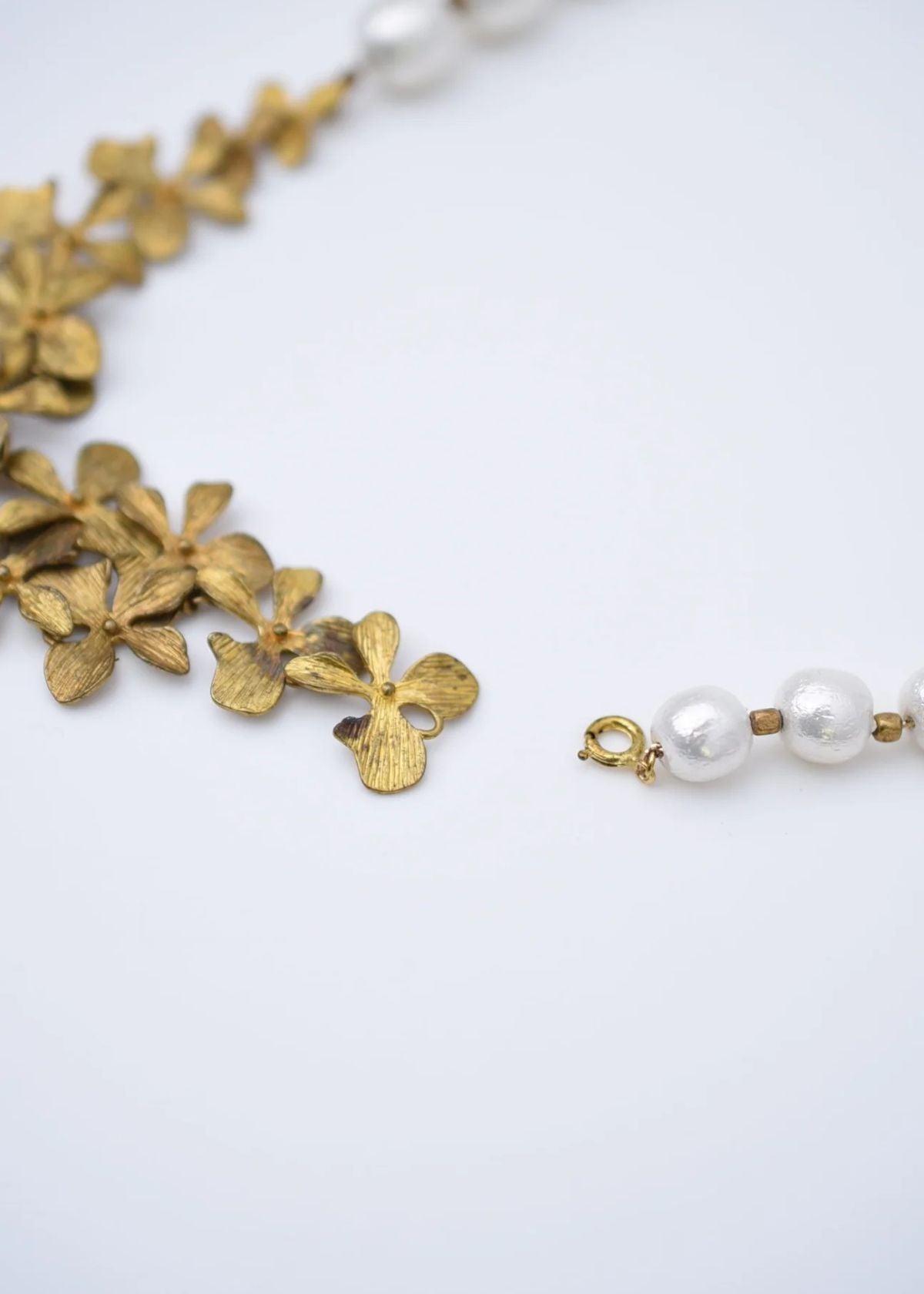MONSHIRO Balsa Pearl Flower Short Necklace