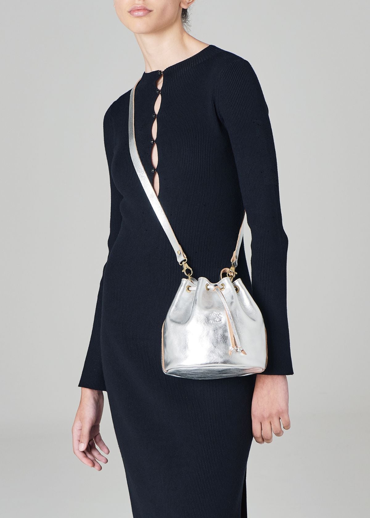 IL BISONTE Classic Leather Bucket Handbag - Metallic Silver