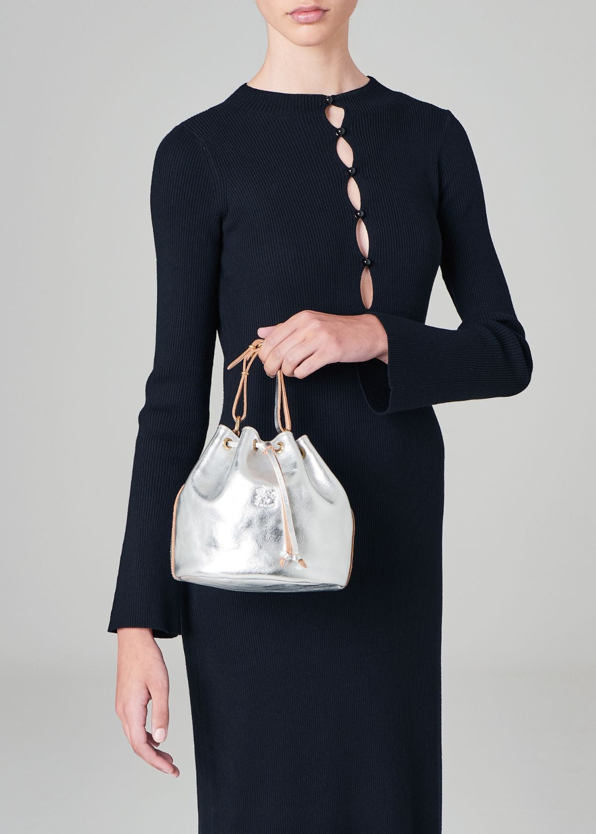 IL BISONTE Classic Leather Bucket Handbag - Metallic Silver