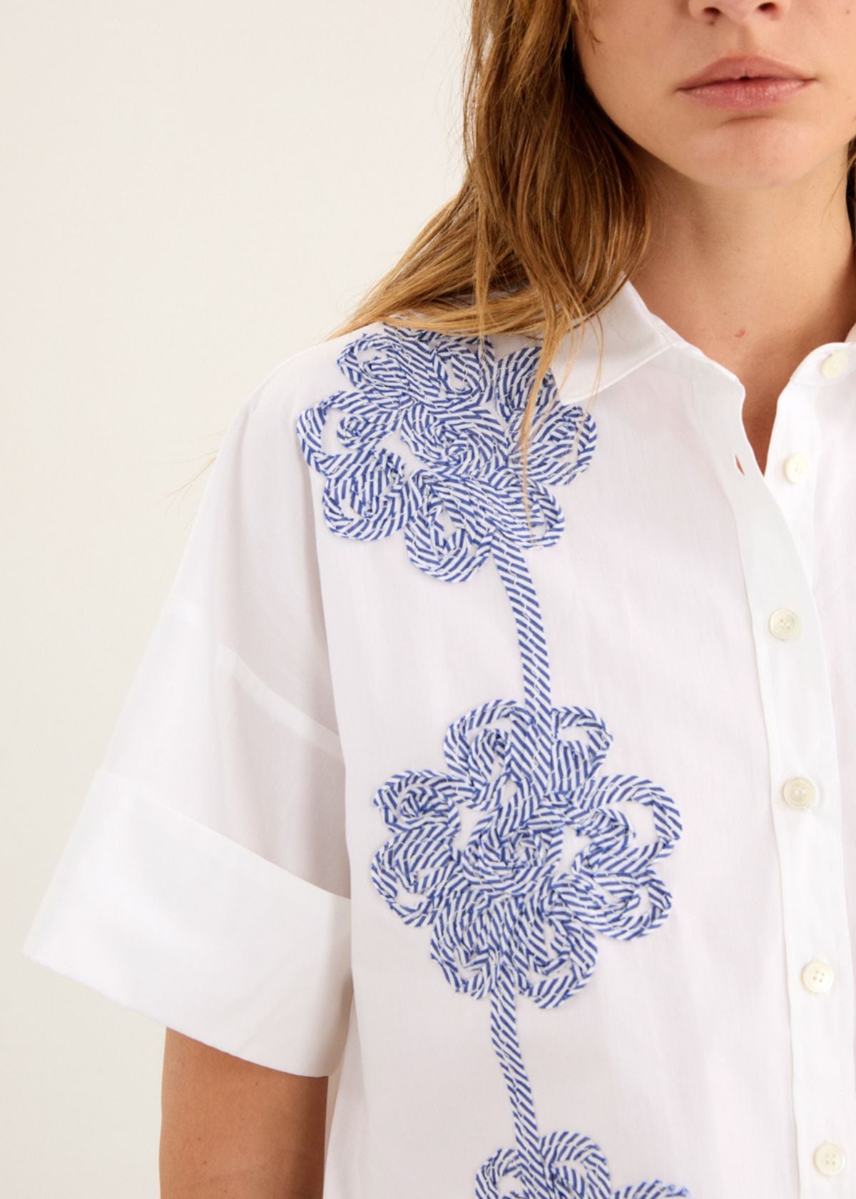 ROSSO 35 Short Sleeve Top with Flower Embroidery - White with Blue