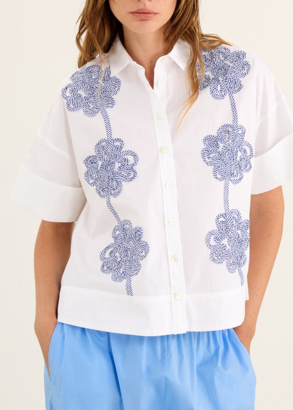 ROSSO 35 Short Sleeve Top with Flower Embroidery - White with Blue