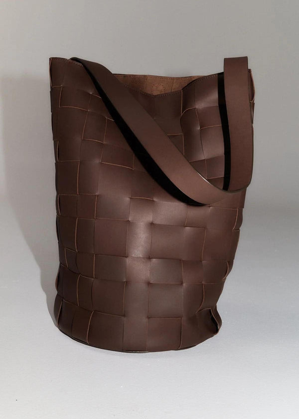 ST. AGNI Woven Bucket Handbag - Chocolate