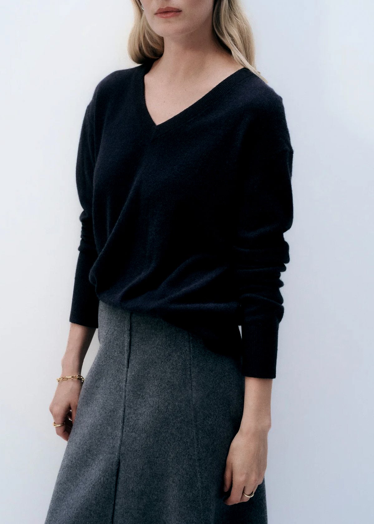 WHITE + WARREN Cashmere V Neck Sweater - Black