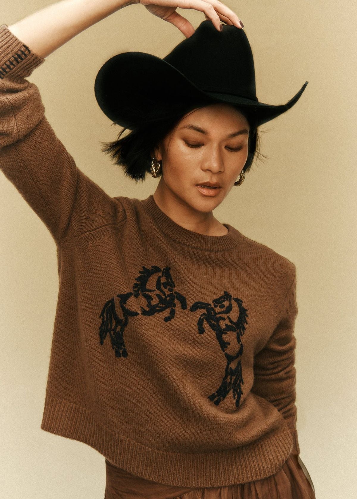 WHITE + WARREN Cashmere Blend Horse Embroidered Sweater - Umber/Black