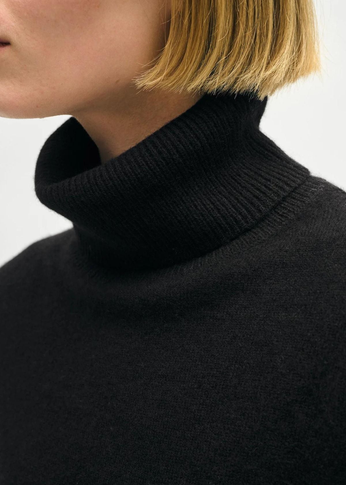 WHITE + WARREN Cashmere Essential Turtleneck Sweater - Black