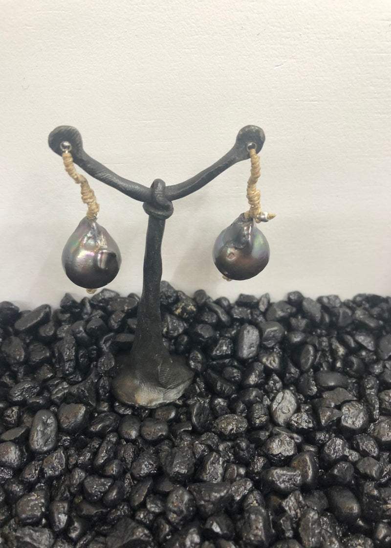 Mela Baroque Pearl Earring